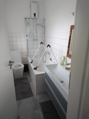 Das Badezimmer mit WC und Badewanne